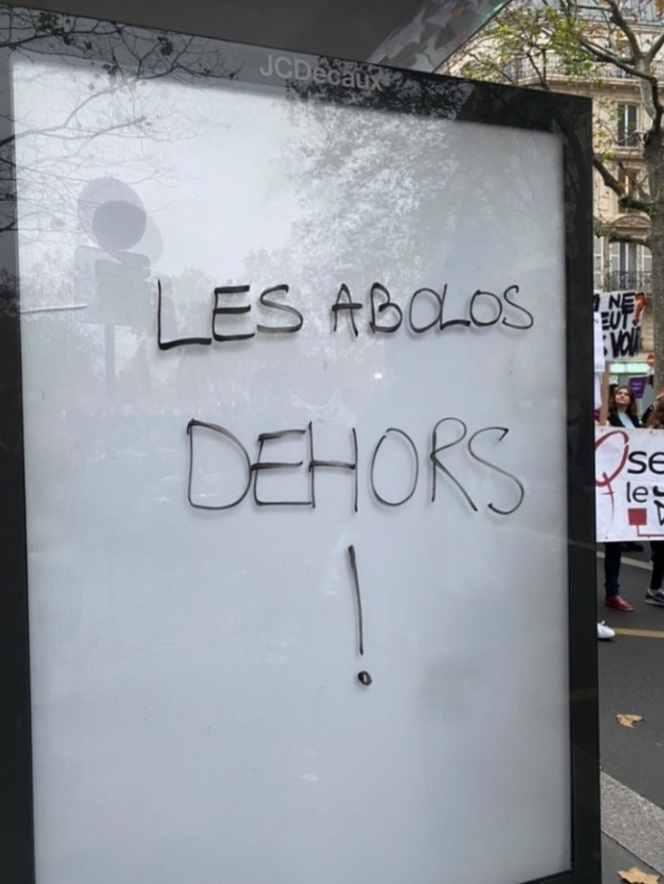 Une photographie d'un tag lors de la marche du 20 Novembre 2021. Texte : "Les abolos dehors !"