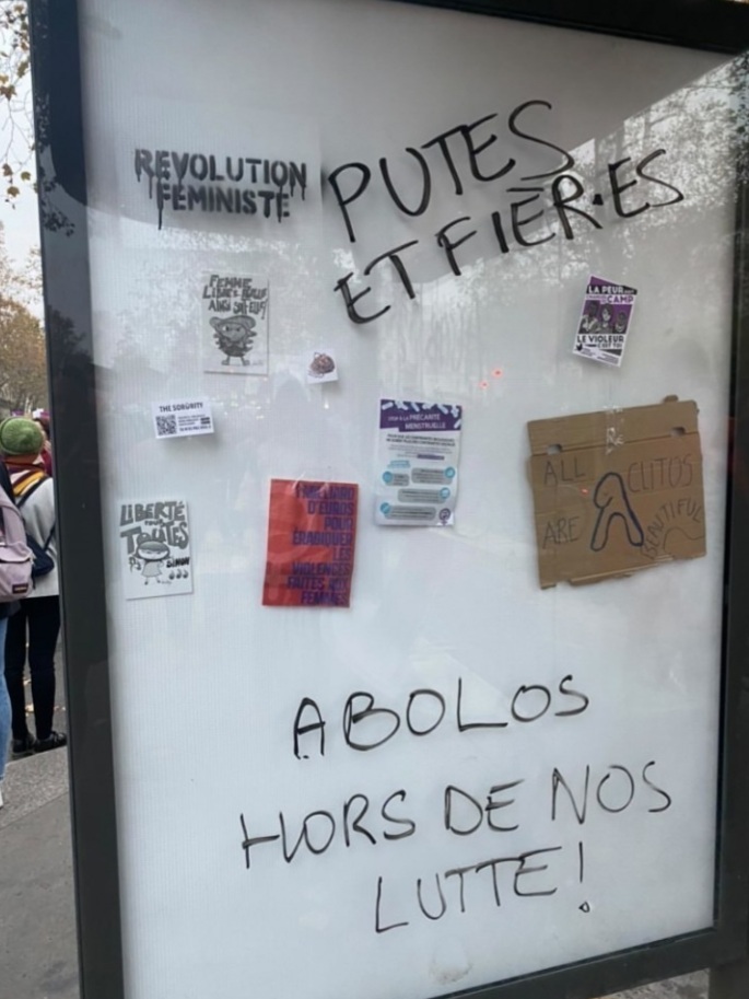 Une photographie d'un tag lors de la marche du 20 Novembre 2021. Texte : "Putes et fièr·es" "Abolos hors de nos luttes !" "Révolution féministe"